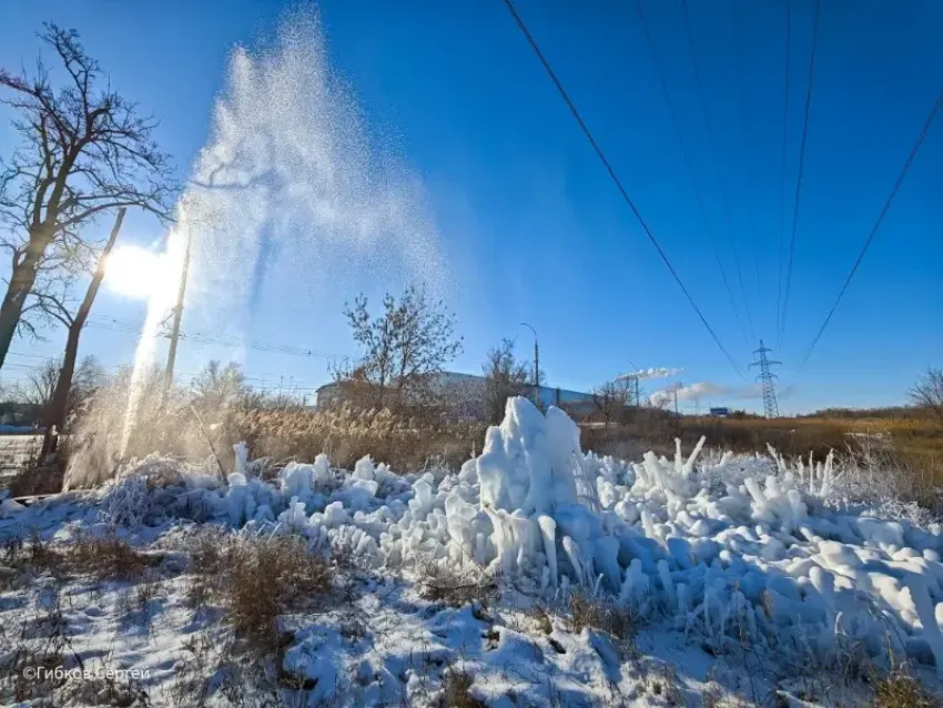 Зимняя сказка на Жуковском шоссе может обернуться коммунальным кошмаром: необычные узоры рисуют многочисленные порывы на изношенном водопроводе