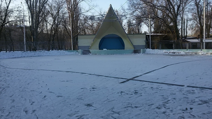 В волгодонском парке Победы заливают ледовый каток