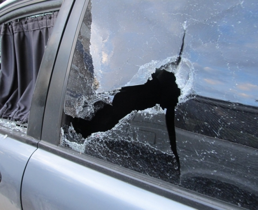 Волгодонец битой и молотком разбил чужую машину за то, что его подрезал водитель 