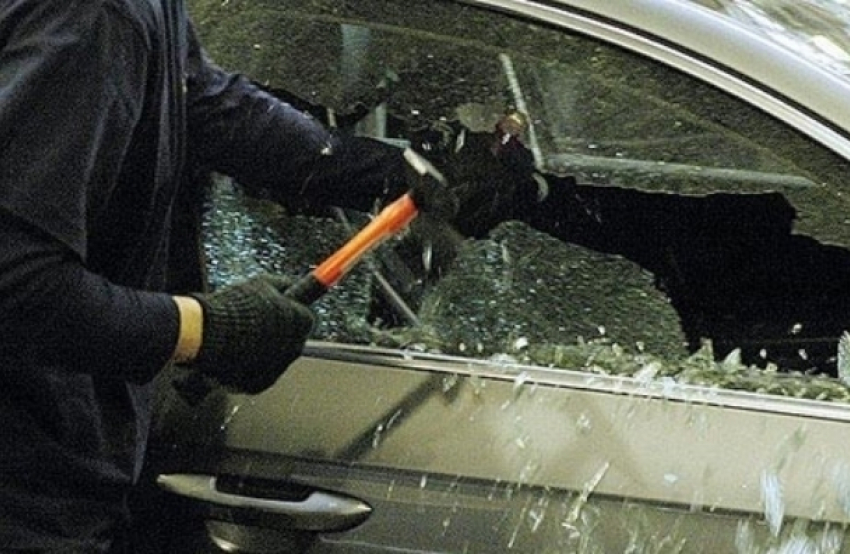 Выбив стекло, 21-летний рецидивист украл автомагнитолу и документы из машины волгодонца