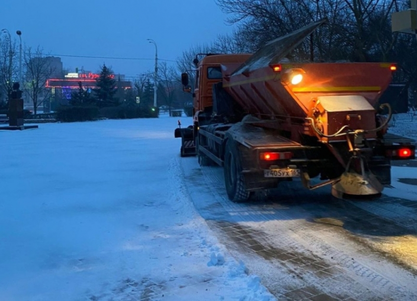 С двух часов ночи коммунальщики убирают Волгодонск от снега и наледи