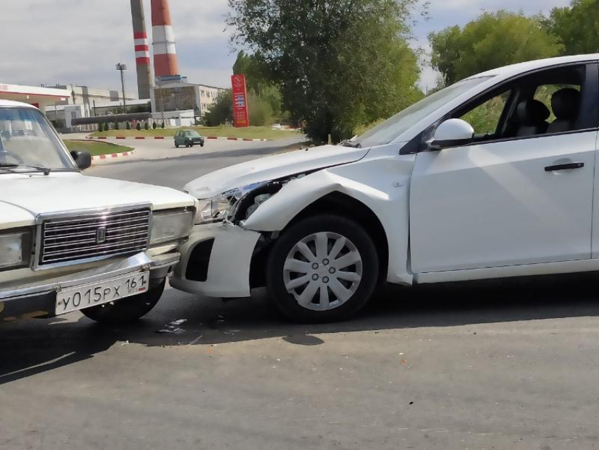 Иномарка не поделила поворот на Весеннюю с ВАЗ-2104 в Волгодонске