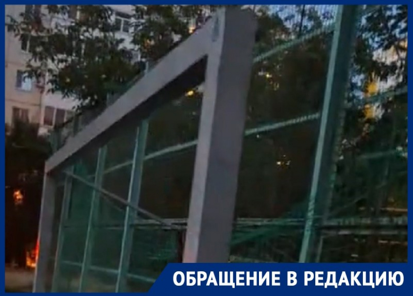 Футбольные ворота могут покалечить детей: шаткая конструкция на спортплощадке