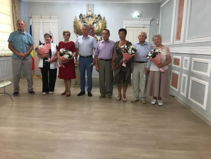 За сохранение семейных ценностей три семьи в Волгодонске получили памятные награды