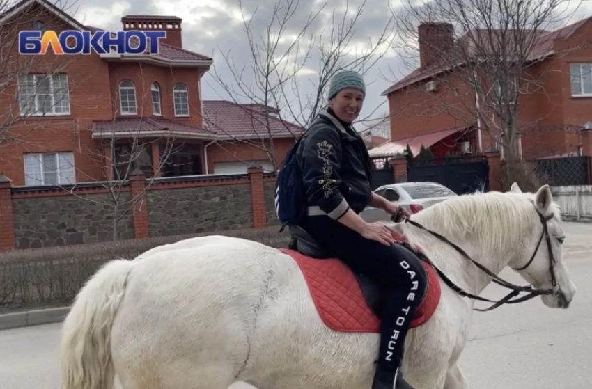 Сюр на улицах Волгодонска: всадница на белой лошади спешит на помощь детям