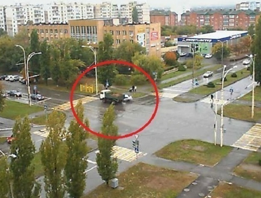 Смертельное ДТП на улице Гагарина в Волгодонске попало на видео камеры наблюдения