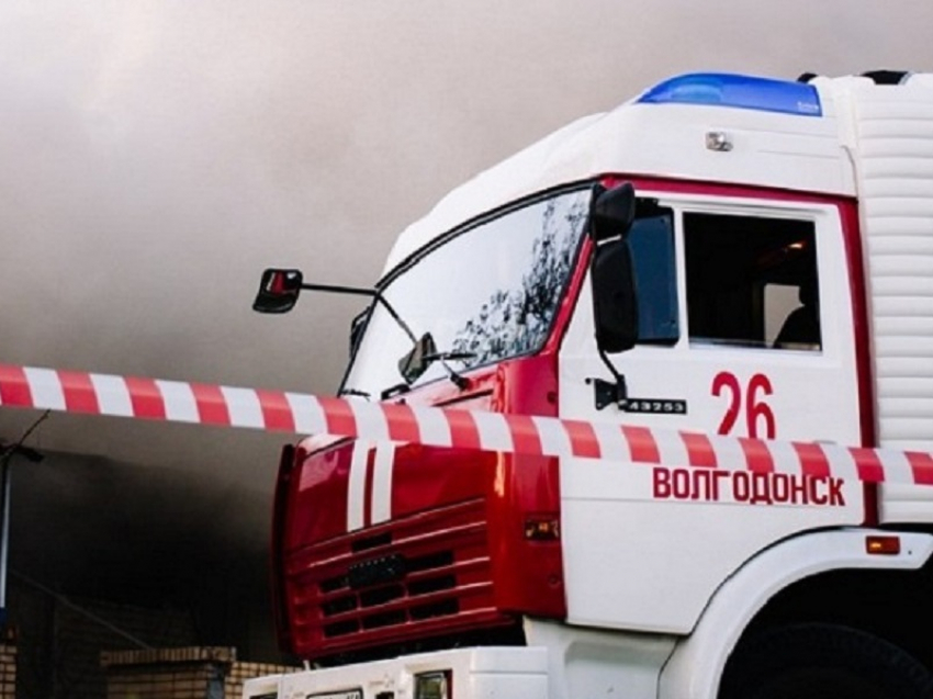 В Волгодонске огонь уничтожил легковушку и здание базы отдыха