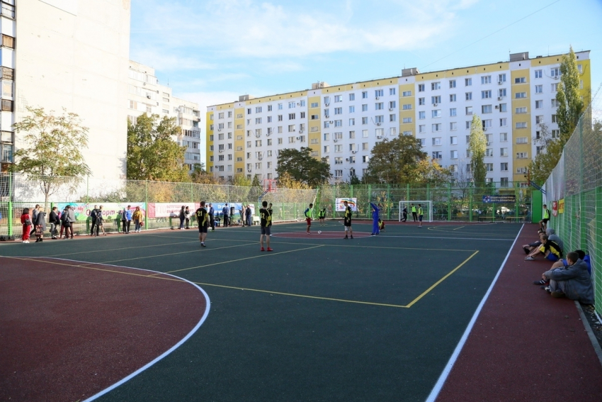 Во дворе дома 54 по Энтузиастов открылась многофункциональная спортивная площадка