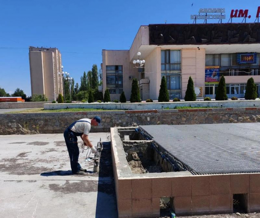Началось: подрядчик приступил к ремонту светомузыкального фонтана перед ДК Курчатова