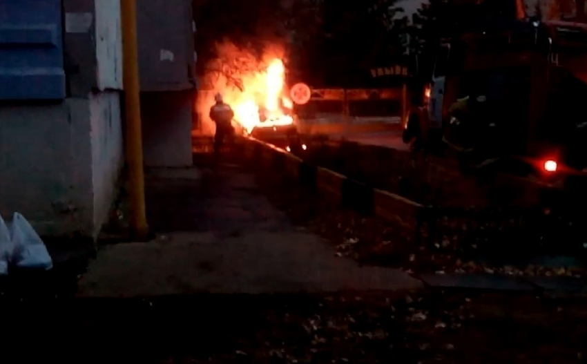 В Волгодонске на В-16 сгорел автомобиль