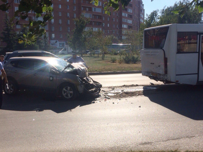 В Волгодонске «Ниссан» врезался в автобус и спровоцировал крупный дорожный затор