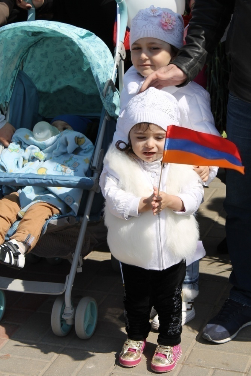 Проникновенный стих ребенка заставил плакать участников митинга памяти геноцида армян