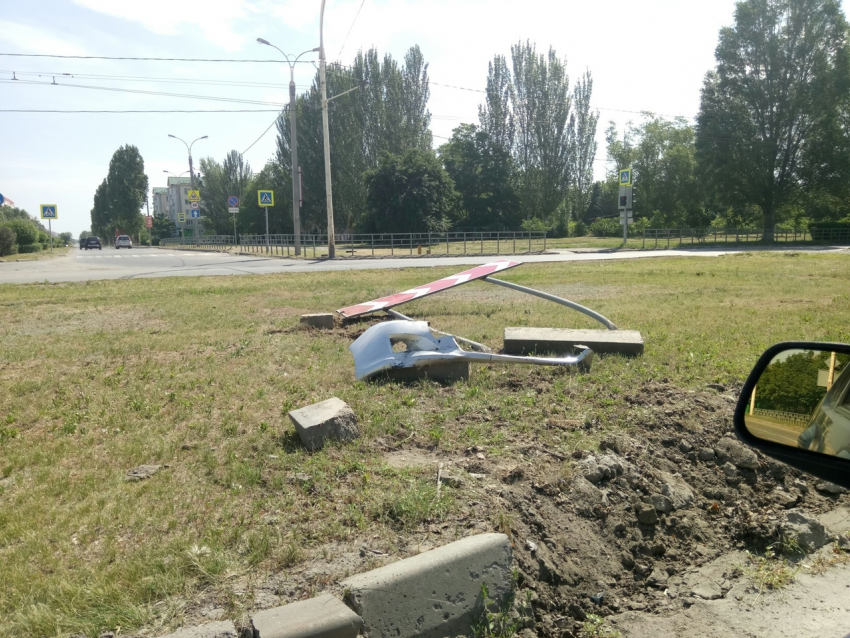 Водитель «БМВ Х-6» залетел на разделительный газон и снес дорожный знак в Волгодонске 