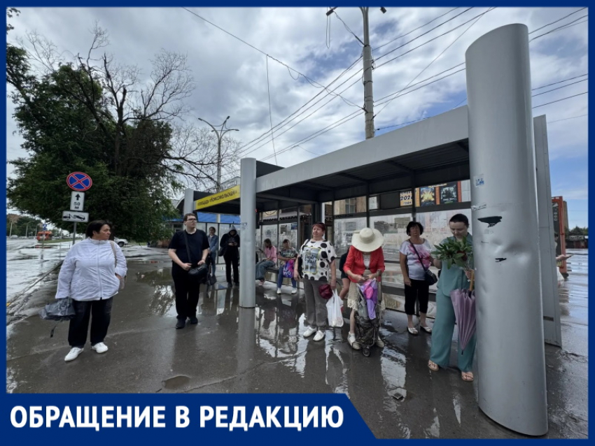 «Нет 12, 14 и 6 маршрута! Как добираться!?»: люди вынуждены мокнуть у остановки