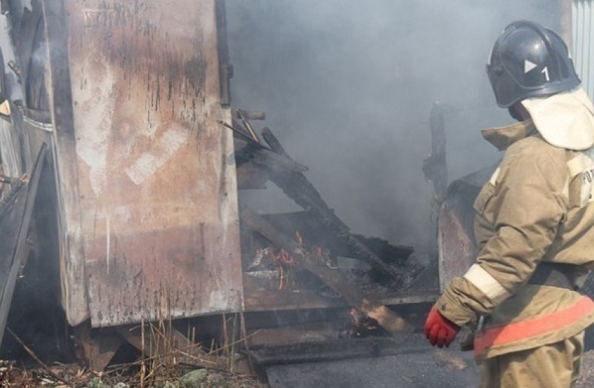 Труп мужчины нашли при пожаре на строящейся базе отдыха в Волгодонске 