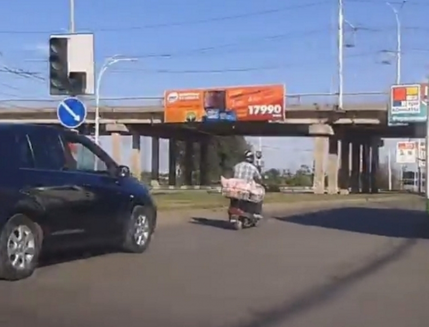По дорогам Волгодонска разъезжает Карлсон в шлеме (ВИДЕО)