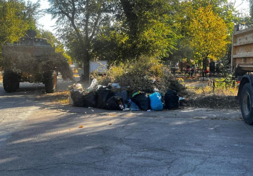 Коммунальные службы Волгодонска провели масштабный субботник на кладбище №1 