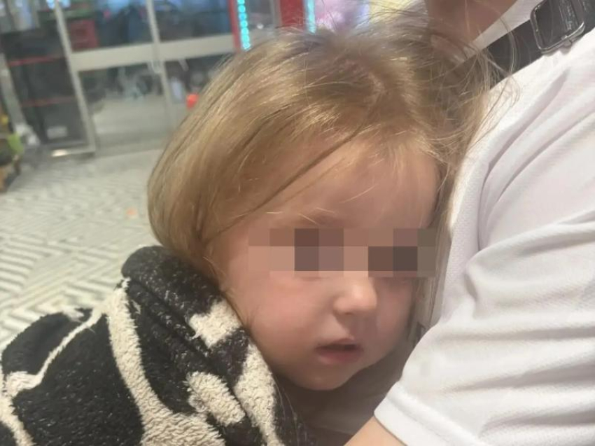 Малышка была найдена ночью на улице в одних трусиках: в Волгодонске третьи сутки ищут родителей двухлетней девочки