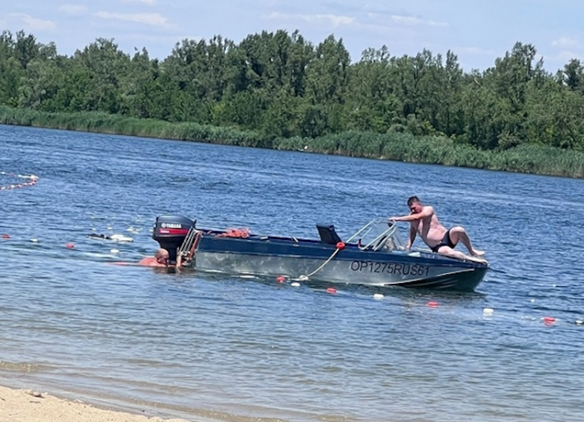 «Водитель упал в воду»: неуправляемый катер с детьми в «ватрушках» выплыл на пляж в Романовской