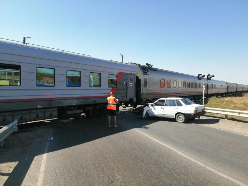 Автомобиль столкнулся с поездом на въезде в Цимлянск  