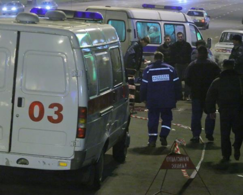 В ДТП на трассе Ростов-Волгодонск погиб молодой мужчина - пассажиры 18 и 23 лет доставлены в больницу