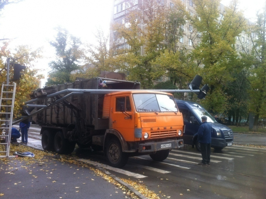 В Волгодонске мусоровоз с корнем вырвал светофор