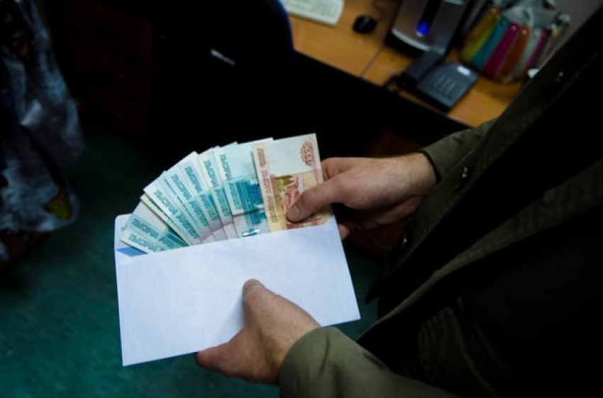 За дачу взятки волгодонскому полицейскому пожилая женщина заплатит 1,5 миллиона рублей штрафа