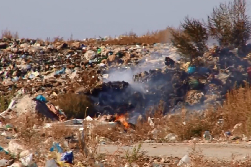 В Волгодонске продолжает гореть полигон твердых бытовых отходов - видеорепортаж