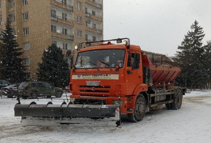 Волгодонские коммунальщики вышли на улицы бороться со снегом