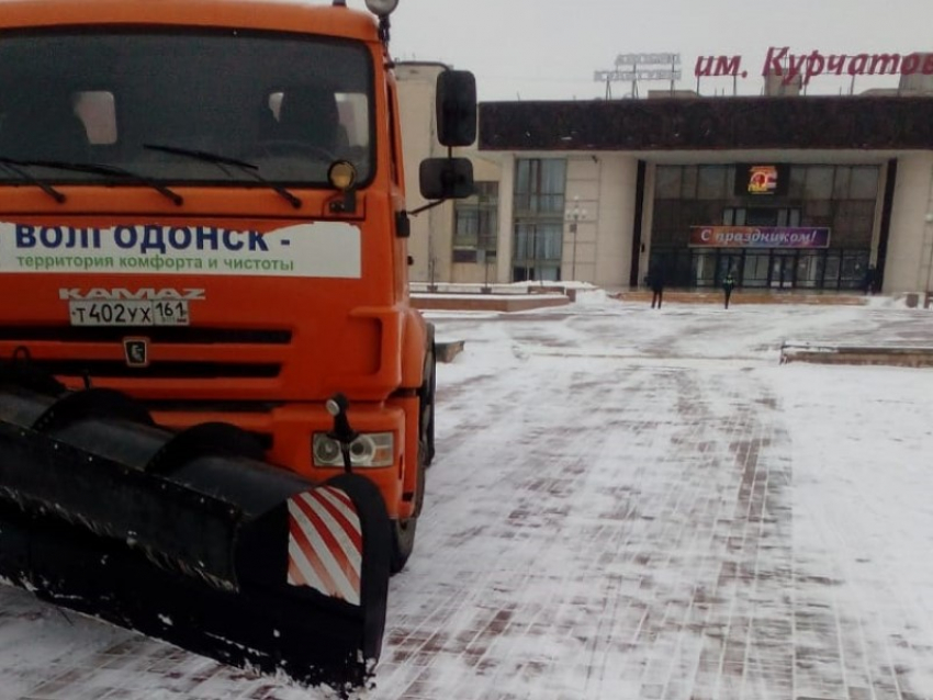 Тротуары и дороги активно расчищают от снега в Волгодонске