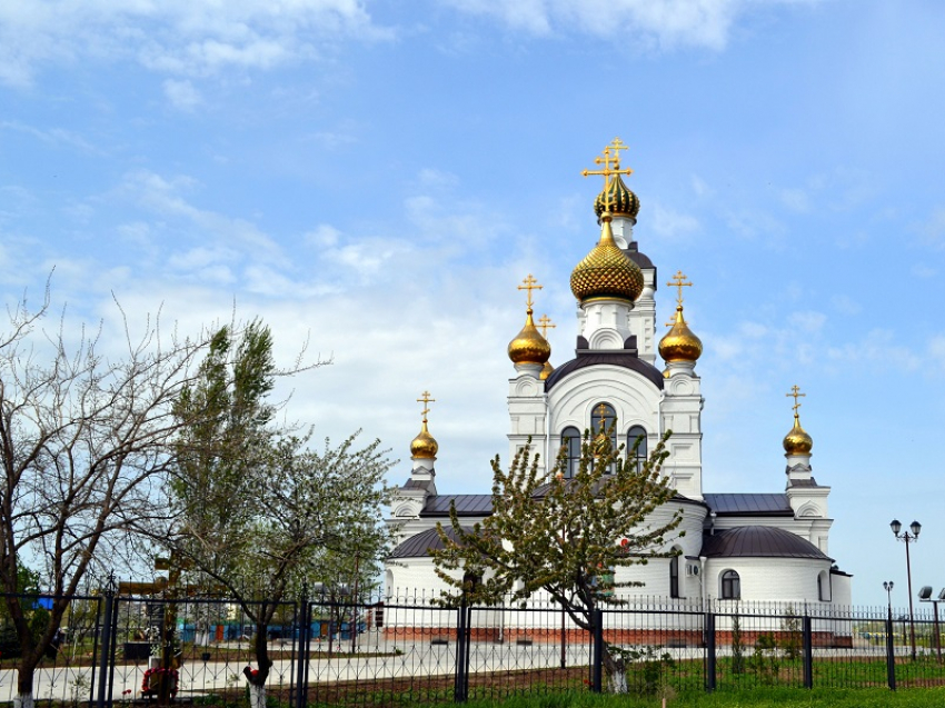 В храмах Волгодонска начали освящать пасхальные куличи