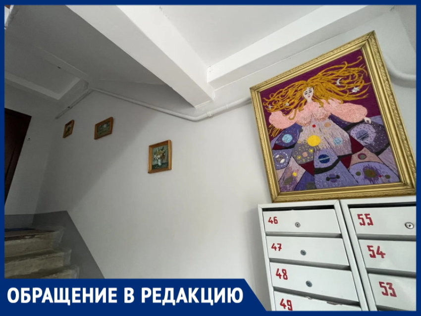 Пейзажи и натюрморты в панельке: жильцы превратили подъезд в музей живописи