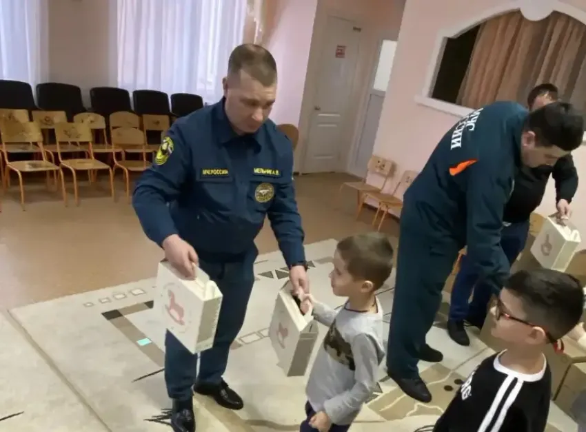 Дежурный караул 12 ПСЧ  Волгодонска навестил  воспитанников детского сада «Улыбка» с подарками