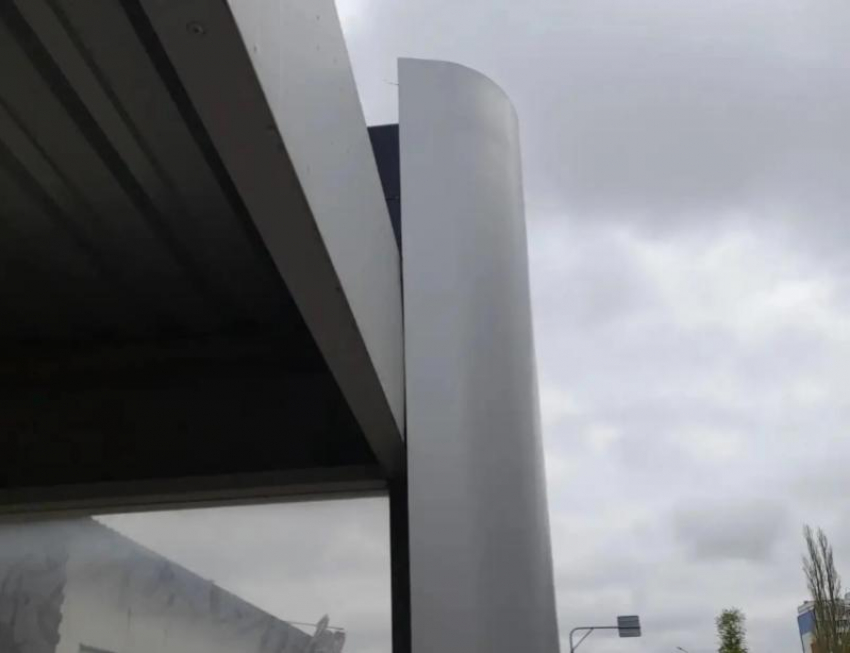 «Отремонтированный пластиковый скворечник»: коммунальщики починили остановку на Индустриальной