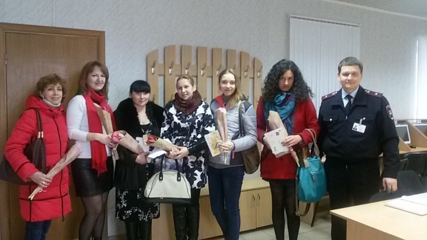 В ГИБДД Волгодонска женщинам вручили права и поздравили с 8 марта