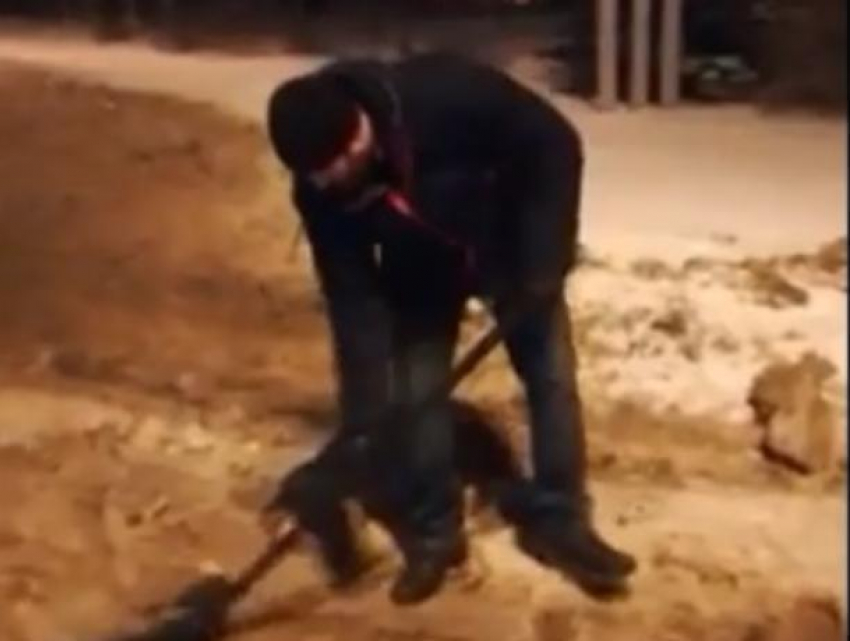 Волгодонцы сами решили очистить улицы от снега, не дождавшись «занятых» коммунальщиков