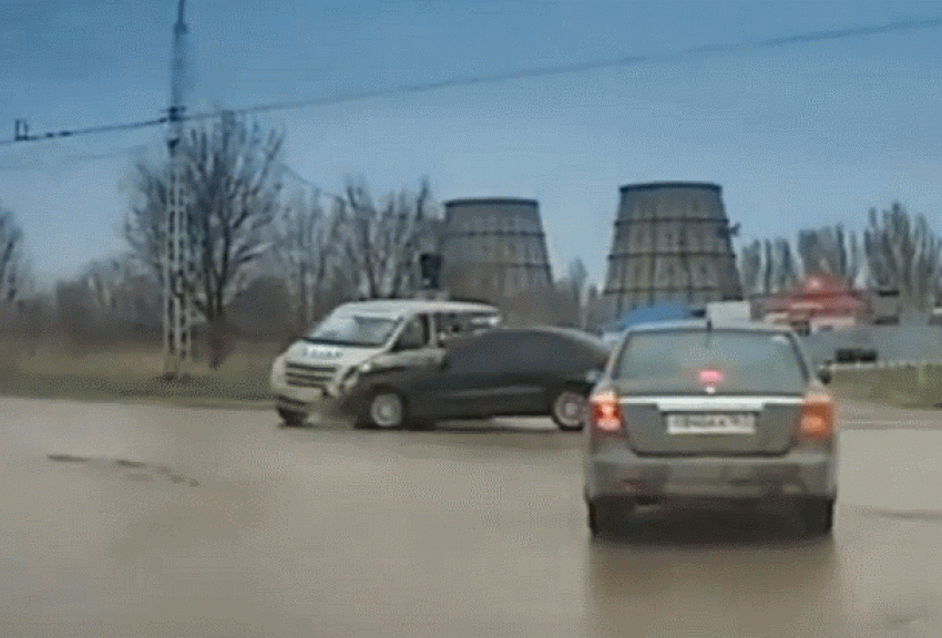 Момент столкновения машины телеканала «ТНТ-Волгодонск» с «Мерседесом» попал на видео