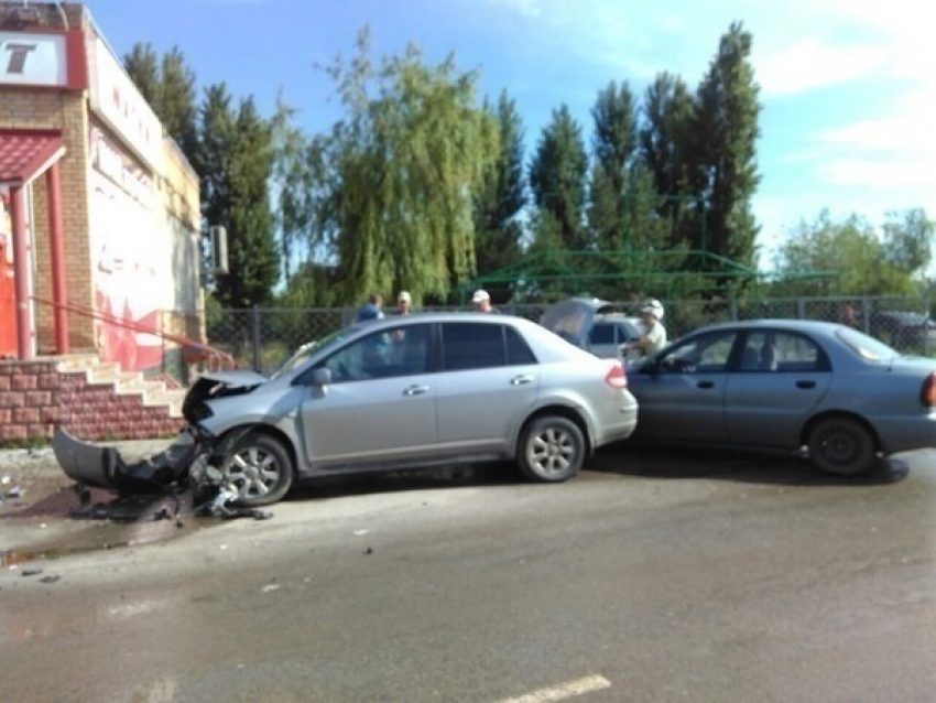 В станице Романовской в ДТП при загадочных обстоятельствах разбилась иномарка – читатель