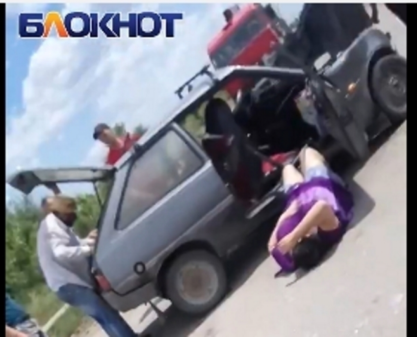 Шокирующие кадры первых минут после ДТП недалеко от Волгодонска сделали очевидцы