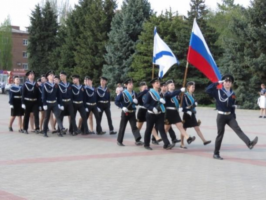 Волгодонским школьникам за победу в традиционном смотре строя и песни подарили 50 000 рублей