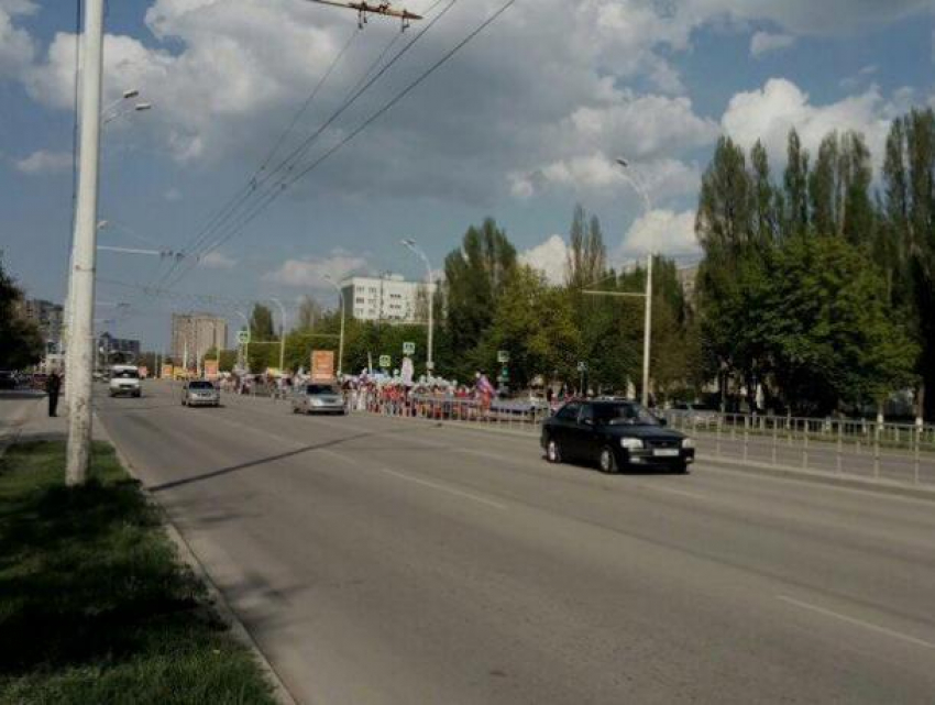 В центре Волгодонска замерло автомобильное движение из-за карнавального шествия фестиваля «Южный ветер»