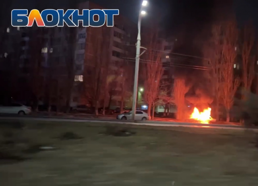 Автомобиль ВАЗ загорелся глубокой ночью в Волгодонске