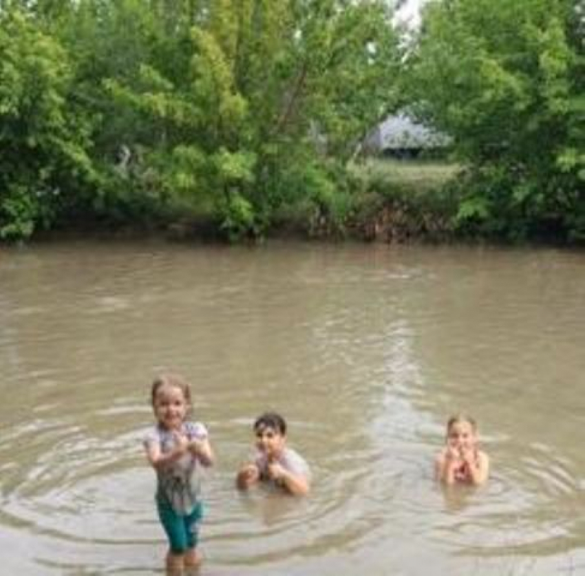 В Волгодонске на Гаражной в огромной дворовой луже купаются дети
