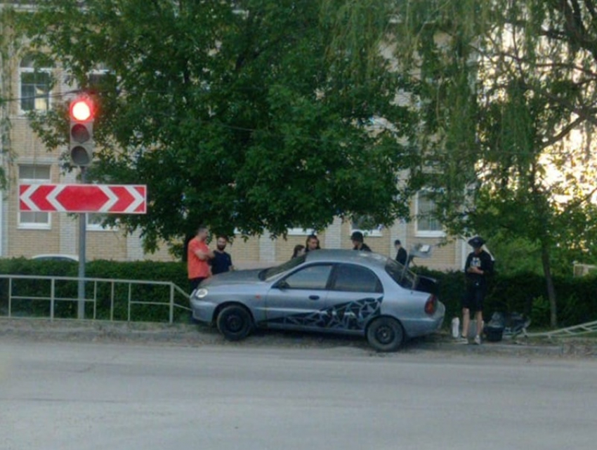 Юные гонщики протаранили забор напротив епархиального управления в Волгодонске