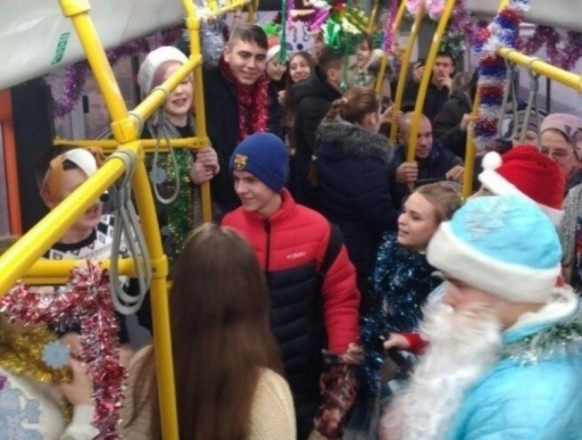 Дед мороз, снегурочка и сказочные персонажи удивили пассажиров автобуса №51