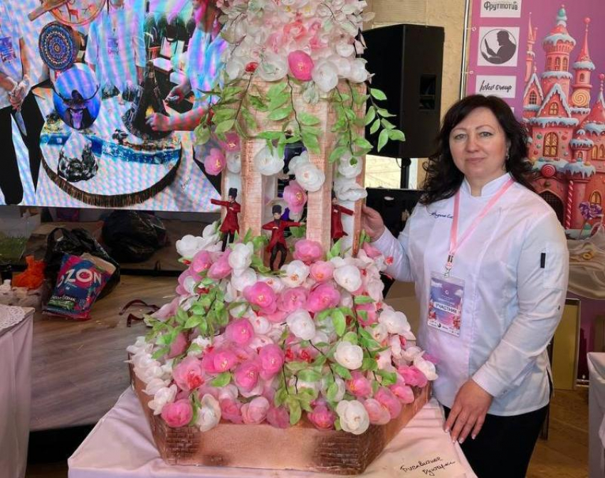 Гигантский торт с танцующими горцами кондитера из Дубовского ошеломил жюри в Москве