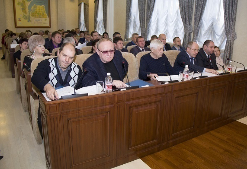 В Волгодонске депутаты утвердили экономный бюджет и одобрили появление у главы администрации города первого зама
