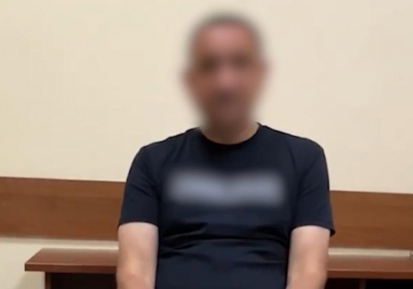 41-летнего курьера-гастролера из Санкт-Петербурга, работавшего на мошенников и забравшего 7,5 миллионов рублей у матери погибшего бойца СВО, изобличила полиция Волгодонска 