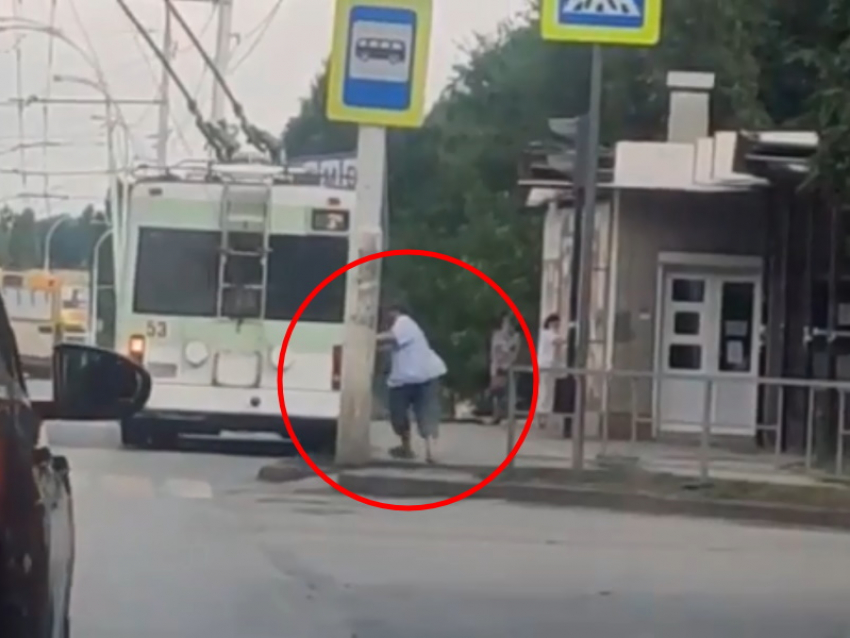 Мужчина, моющий окна общественного транспорта, вернулся на улицы Волгодонска