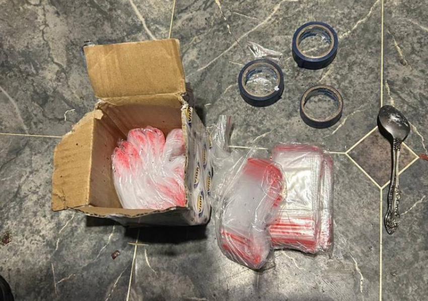 Наркодилер «засветился» на мефедроне: в доме мужчины нашли целую коробку запрещенного порошка 